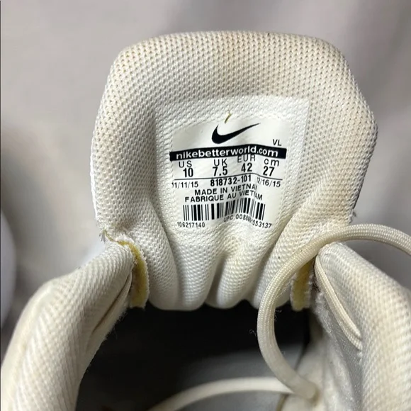 Nike White and Gray Golf Shoes with Streamlined Design - Picture 3 of 6